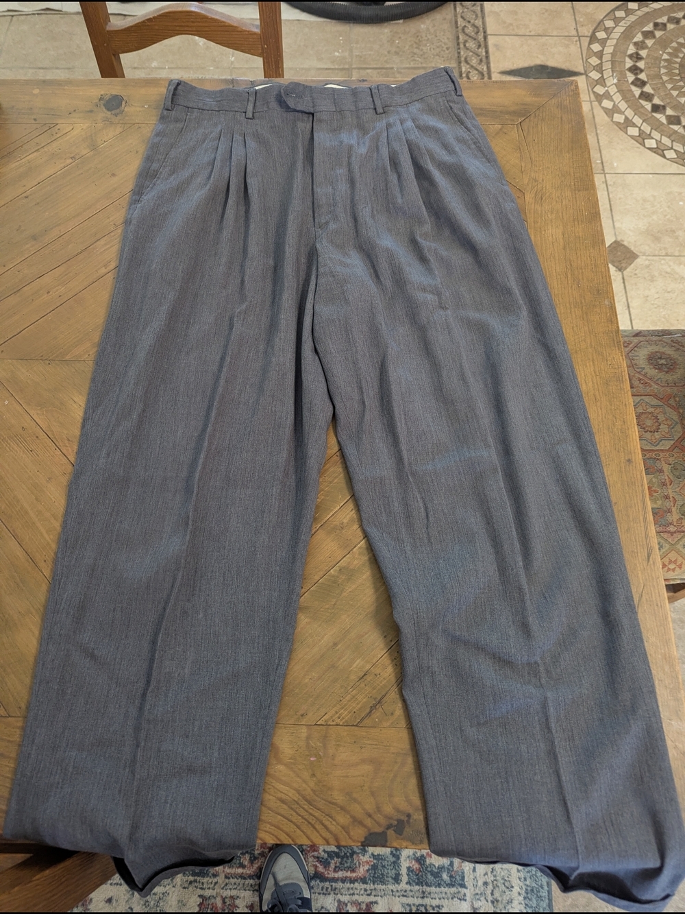 Roundtree & Yorke Men's Pleated Dress Pants - Gray